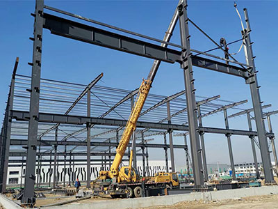 ¿Cómo se ve el sitio de construcción de un edificio de fábrica de estructura de acero？