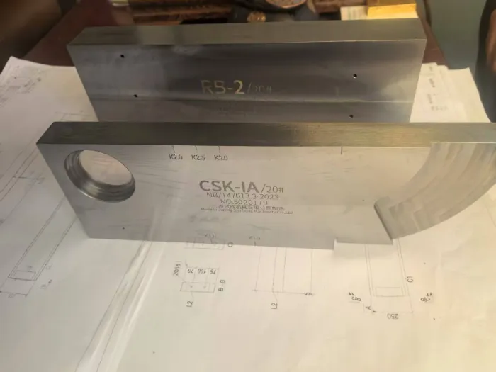 Capacitación operativa para el detector de fallas ultrasónico recientemente adquirido en la estructura de acero Liweiyuan de Qingdao.