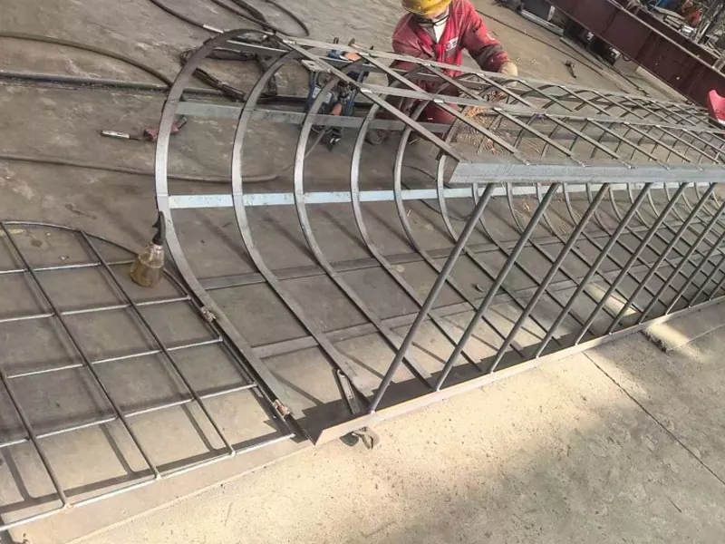 ¿Qué factores de diseño esenciales debería evaluar al seleccionar escaleras de acero para infraestructura industrial?